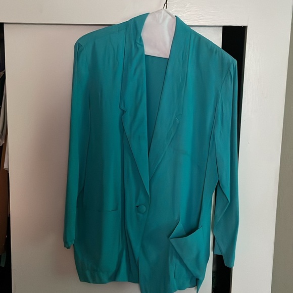 Clearing closet color is Turquoise not blue - Picture 2 of 5